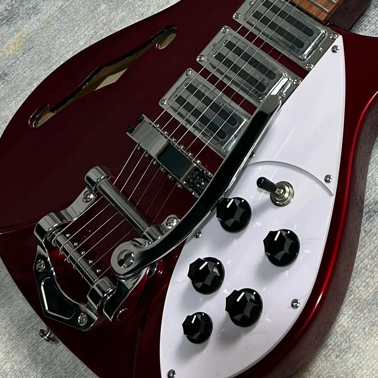 High-Quality Metallic Red 325 Model Electric Guitars 527 mm Scale Length F Holes