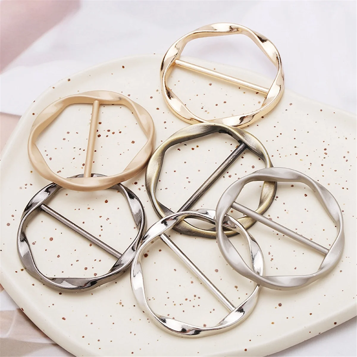 A24P 6Pcs Scarf Ring Clip T Shirt Tie Clips for Women Metal Tshirt Waist Tightener Clip Buckle Clothing Ring Clip Accessories