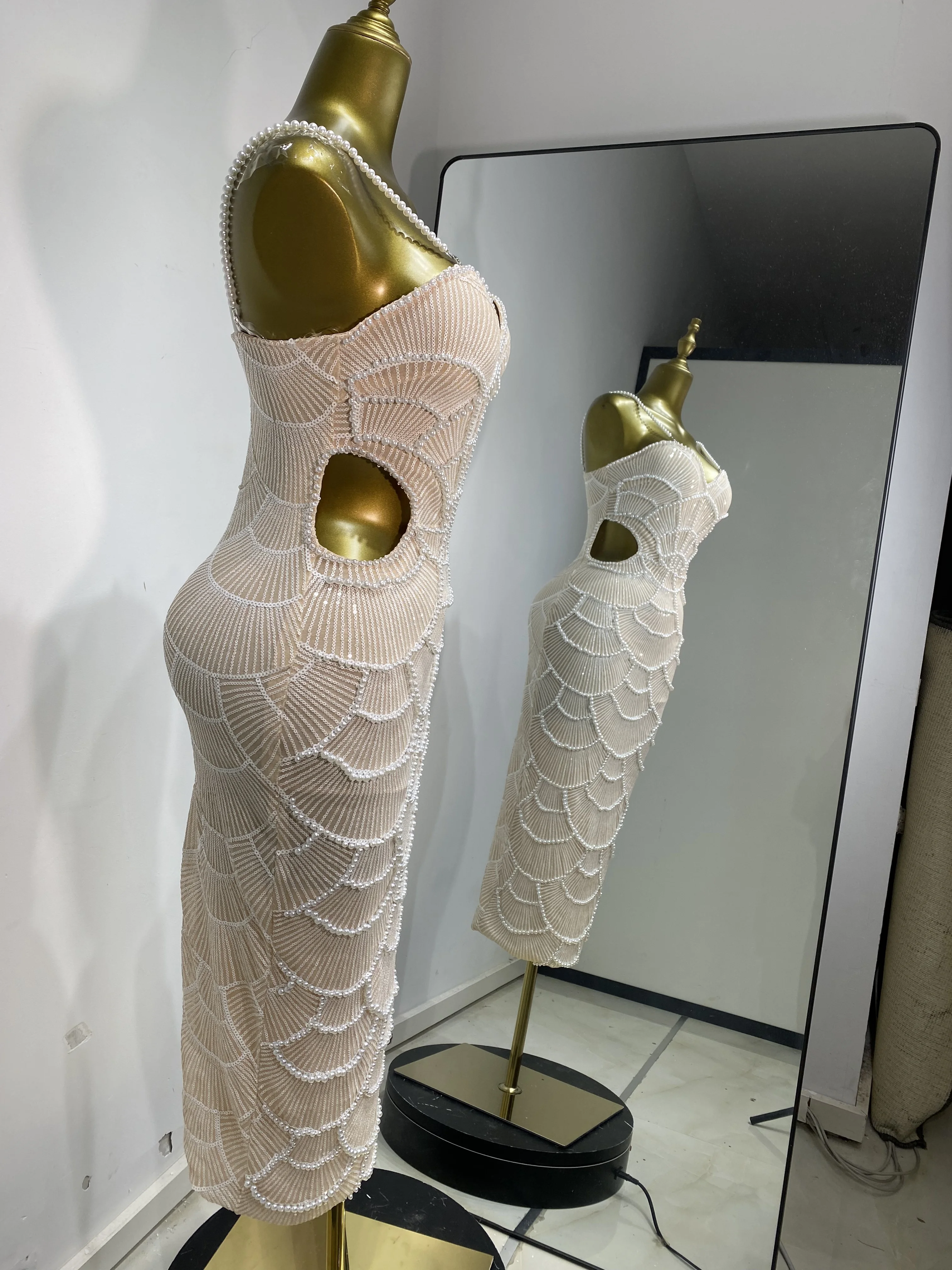 المرأة الأبيض اللؤلؤ الترتر ميدي فستان طويل السباغيتي حزام قطع عيد ميلاد فساتين الحفلات المسائية قطعة واحدة المشاهير المدرج