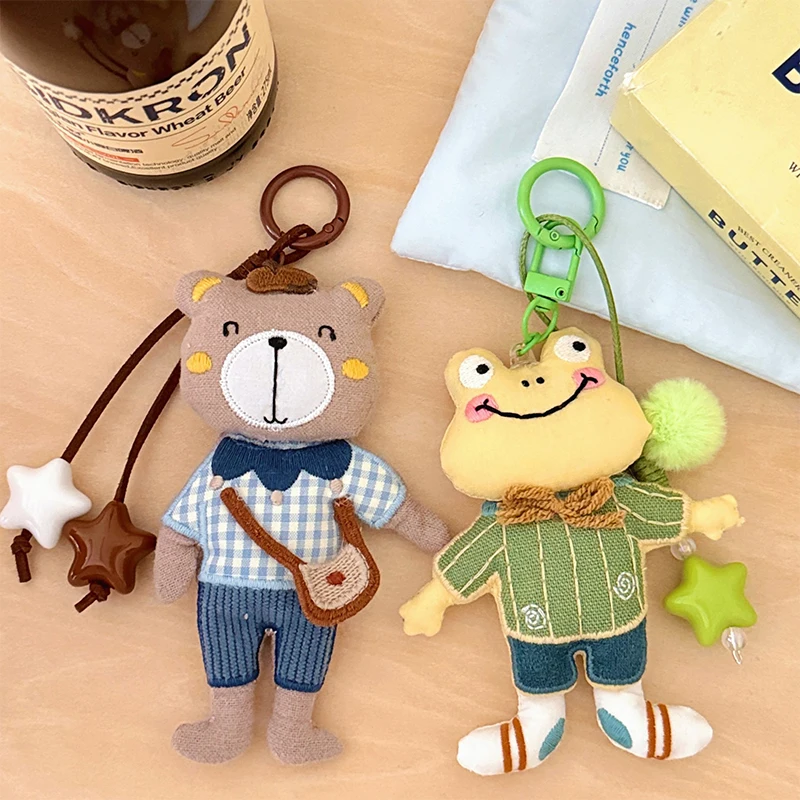 愛らしい布製漫画のカエルとクマのぬいぐるみが付いたキーホルダーバッグペンダント。カップルへのプレゼントに最適です。