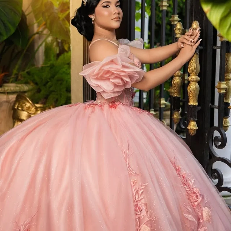 

Блестящие розовые платья Quinceanera по индивидуальному заказу с открытыми плечами, тюлевая аппликация, 3D цветок, длинный хвост, Vestido De 15, Quinceanera