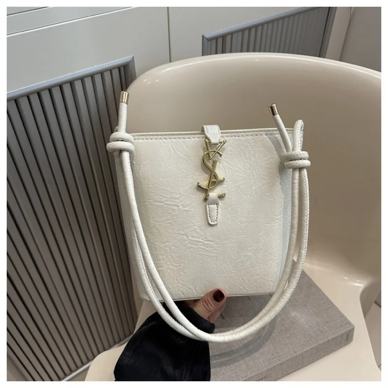 تصميم 2025 حقيبة يد كلاسيكية جديدة للتنقل اليومي العصري، تتميز به هيكلًا كبيرًا على شكل دلوًا.