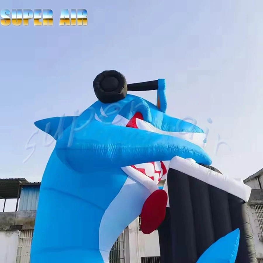 prawdziwie uroczy gigantyczny model zwierzęcia uśmiech nadmuchiwany rekin gra na fortepianie i okulary przeciwsłoneczne do dekoracji