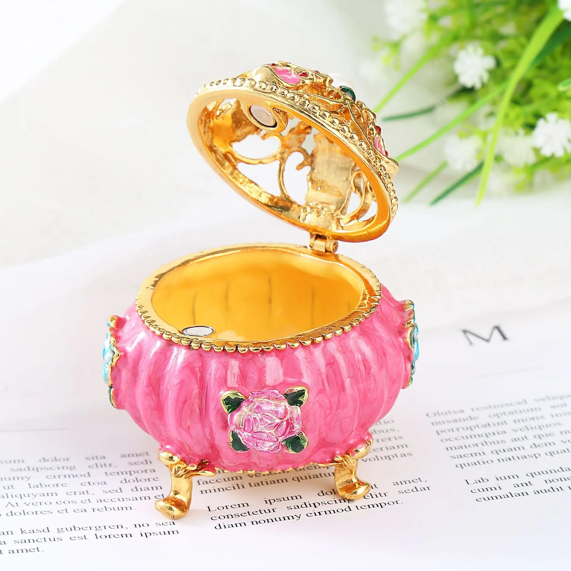 Enamel colored jewelry box with hollowed out diamond inlay, light luxury European style ornament