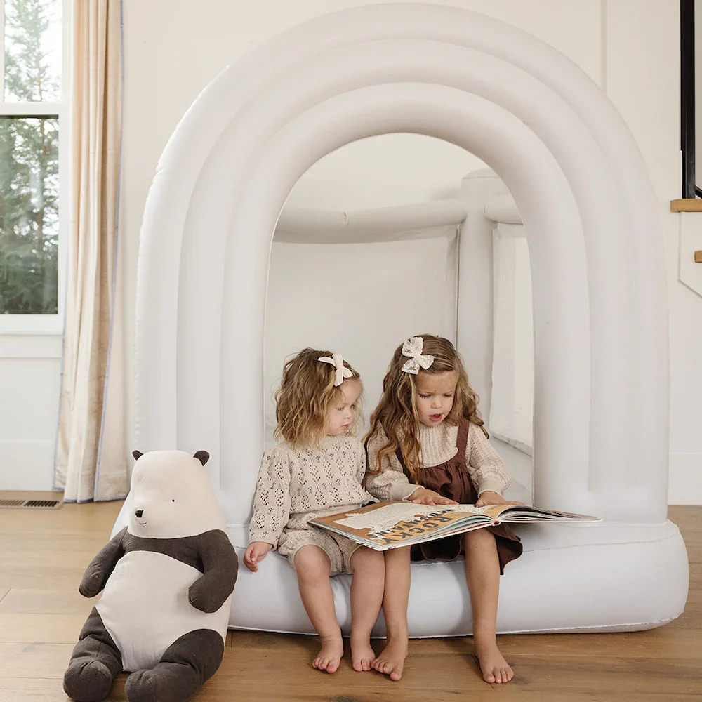 Regenboog springkasteel voor kinderen van 1-6 jaar oud Opblaasbaar springkasteel met ventilator Mini kinderspeelhuisje Binnen Buiten Peuterspeelgoed