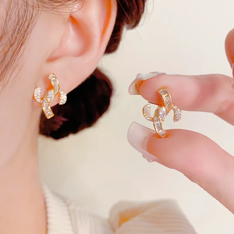

French-style Retro, Fashionable, Exquisite and Super Shiny Double C Stud Earrings, Zircon, Small and Elegant Style Earrings