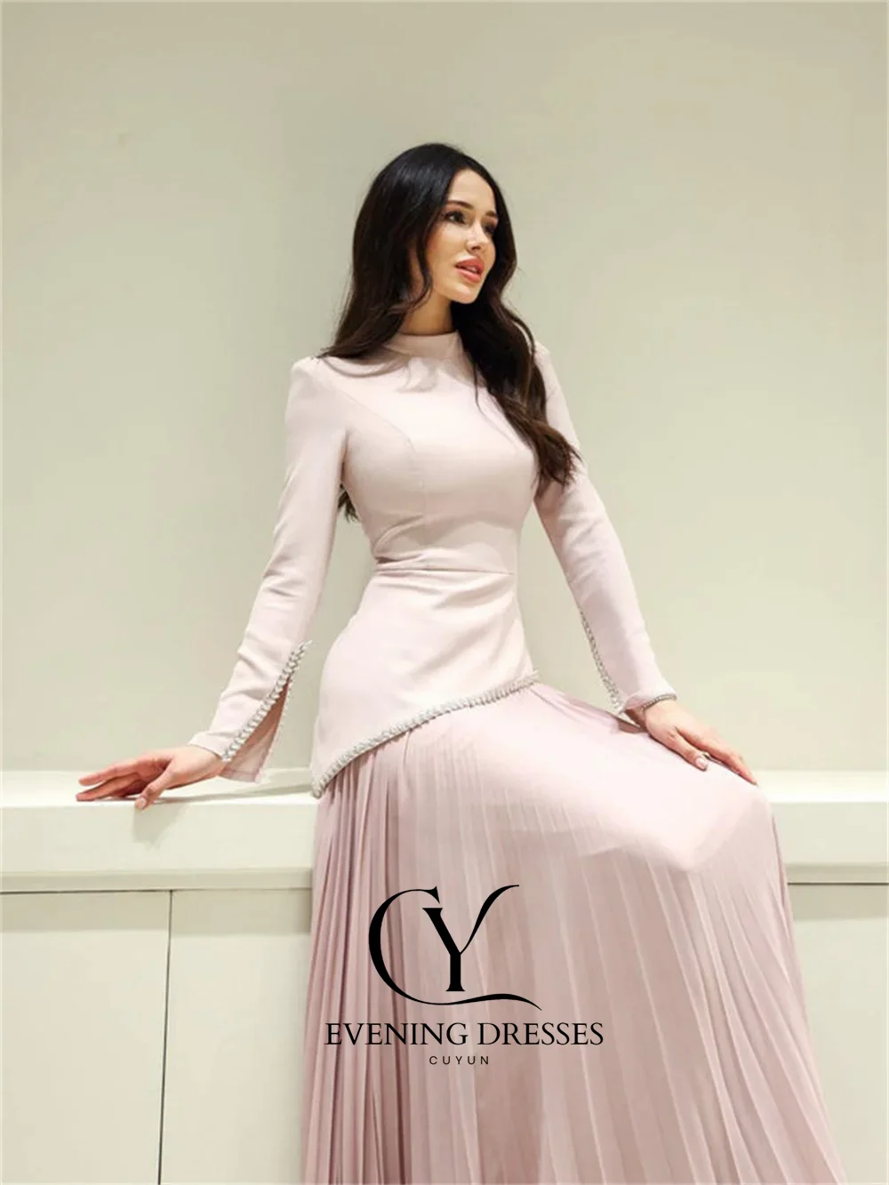 فستان سهرة وردي برقبة عالية من CUYUN 2026 بأكمام طويلة كريستال على شكل حرف a برباط مطوي بطول الأرض فستان حفلات الزفاف مخصص