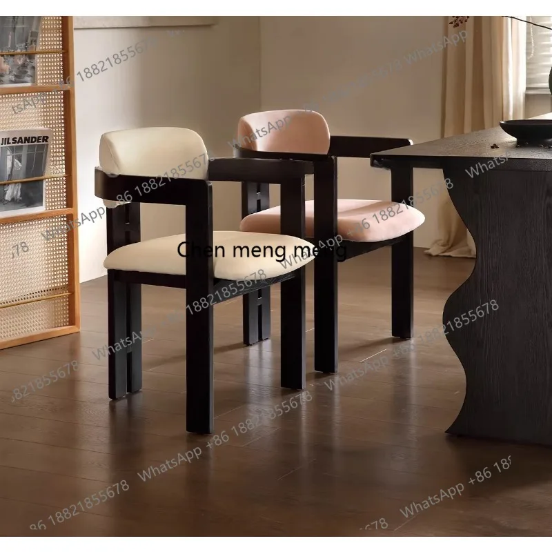 

Одноместный комплект для отдыха на балконе в гостиной: минималистичный столик и стул из массива дерева.