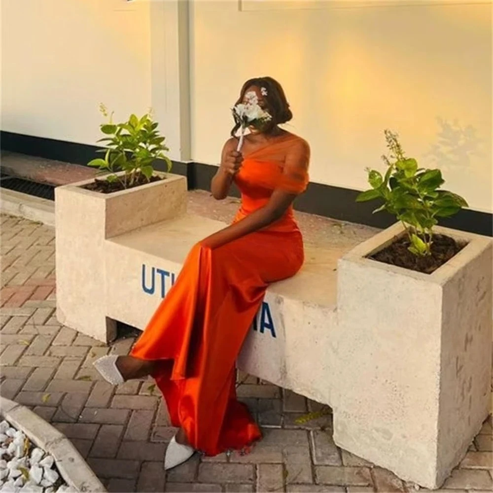 ชุดเดรสออกงานแต่งงานแบบไหล่เดียวสีส้ม ปี 2025 ผ้าซาติน แขนกุด ทรงเมอร์เมด ยาวลากพื้น แบบมีชายกระโปรงยาว สามารถสั่งตัดได้