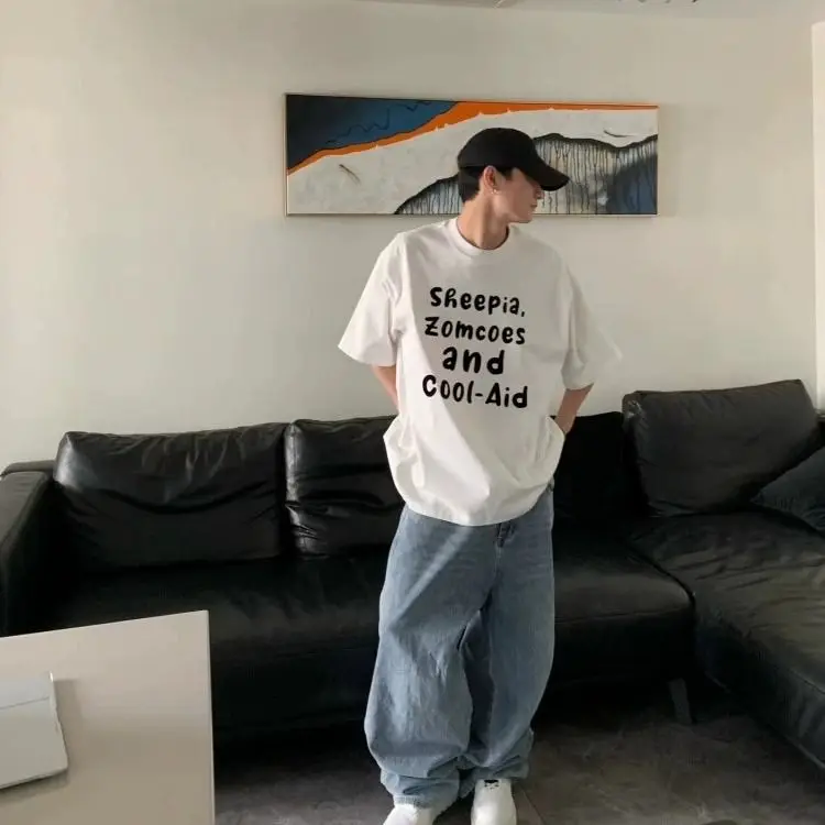 

Мужская футболка с коротким рукавом, круглым вырезом и буквенным принтом