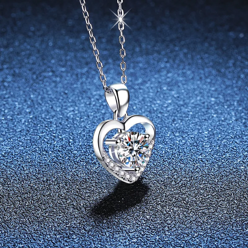 Moissanite necklace heart-shaped love light luxury pendant 1 carat moissanite silver necklace platinum PT950 mark