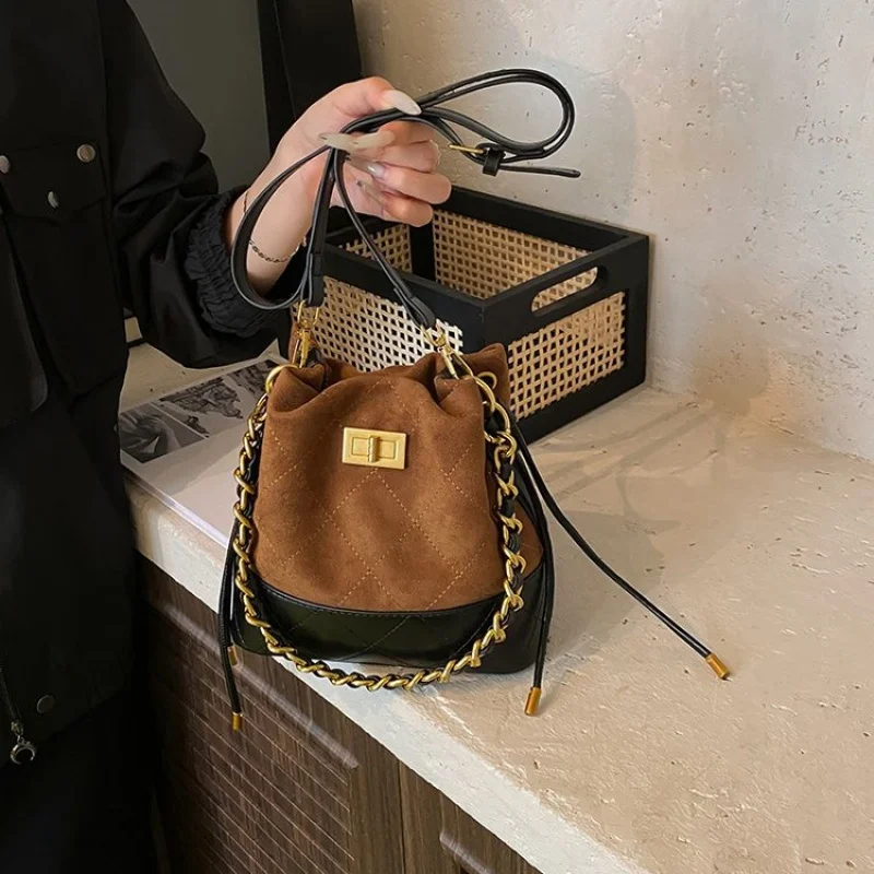 حقيبة يد فاخرة منقوشة من بيثون للنساء ذات مظهر غريب مستوحى من المصمم الفاخر