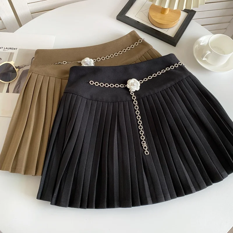 กระโปรงลายสก๊อตเอวสูงสำหรับผู้หญิง ฤดูใบไม้ร่วง ฤดูหนาว 2023 ดีไซน์ใหม่ลายดอกไม้พร้อมโซ่ กระโปรงทรงเอเข้ารูป ดีไซน์หรูหรา