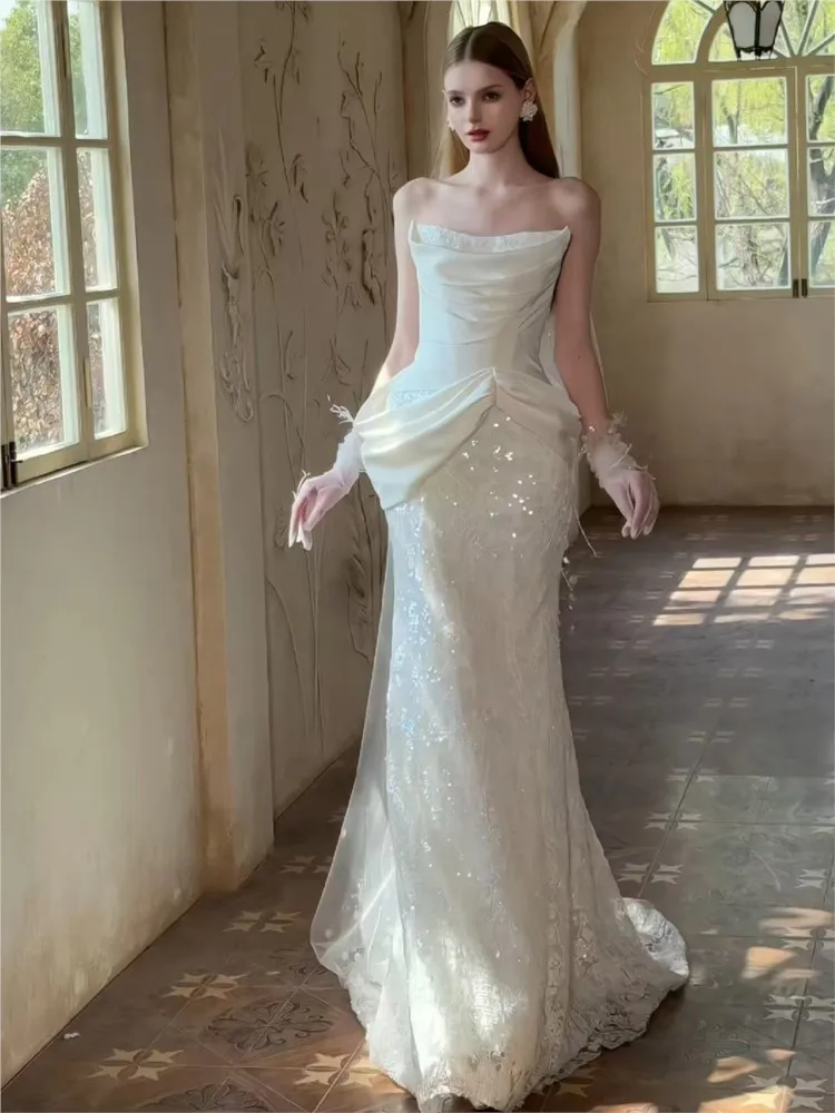 A light luxury dress with white fish-tail strapless lace welcoming and leaving gauze trailing effect