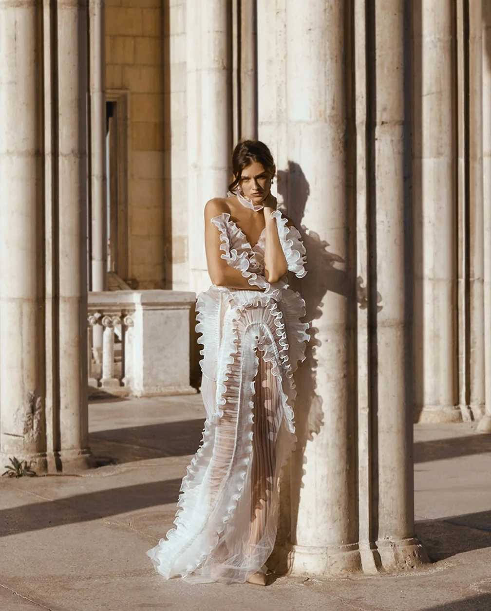 رومانسية الكشكشة فساتين السهرة البيضاء الوهم مطوي تول فستان الزفاف فستان الزفاف التقطت الصور شير الأورجانزا فستان الحفلات