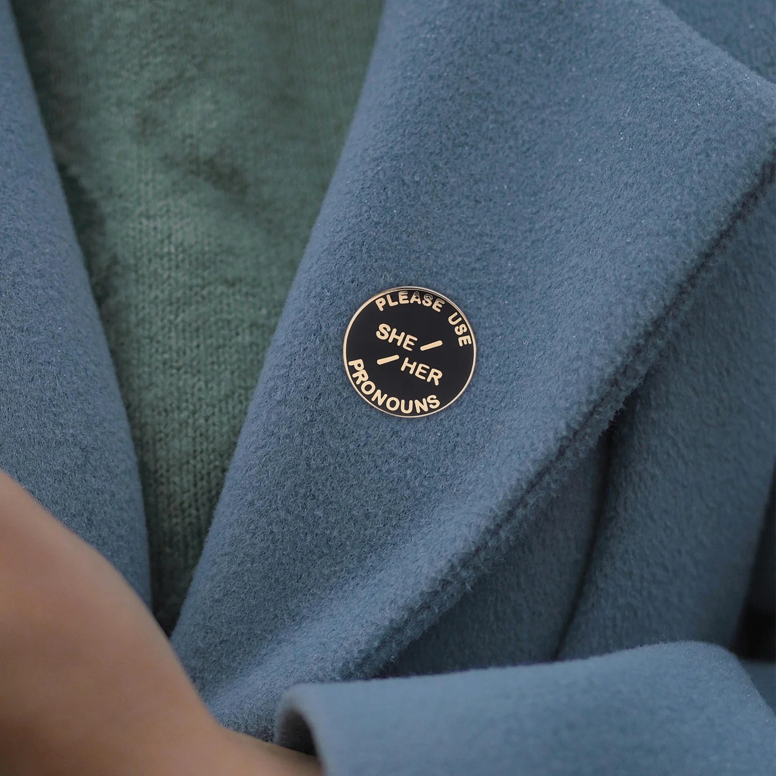 

She Her Pronoun Pin Black Round Alloy Brooch Gender Identity Badge For Clothing Dress Accessories Retro Label Pin Unisex