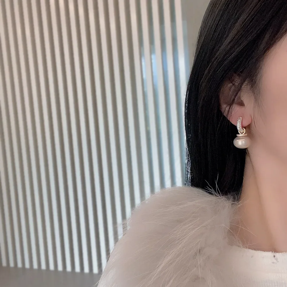 Korean Version High Quality New Atmospheric One Two Wear Colorful Blue Pearl Circle Ear Button Design Eardrop for Girls.