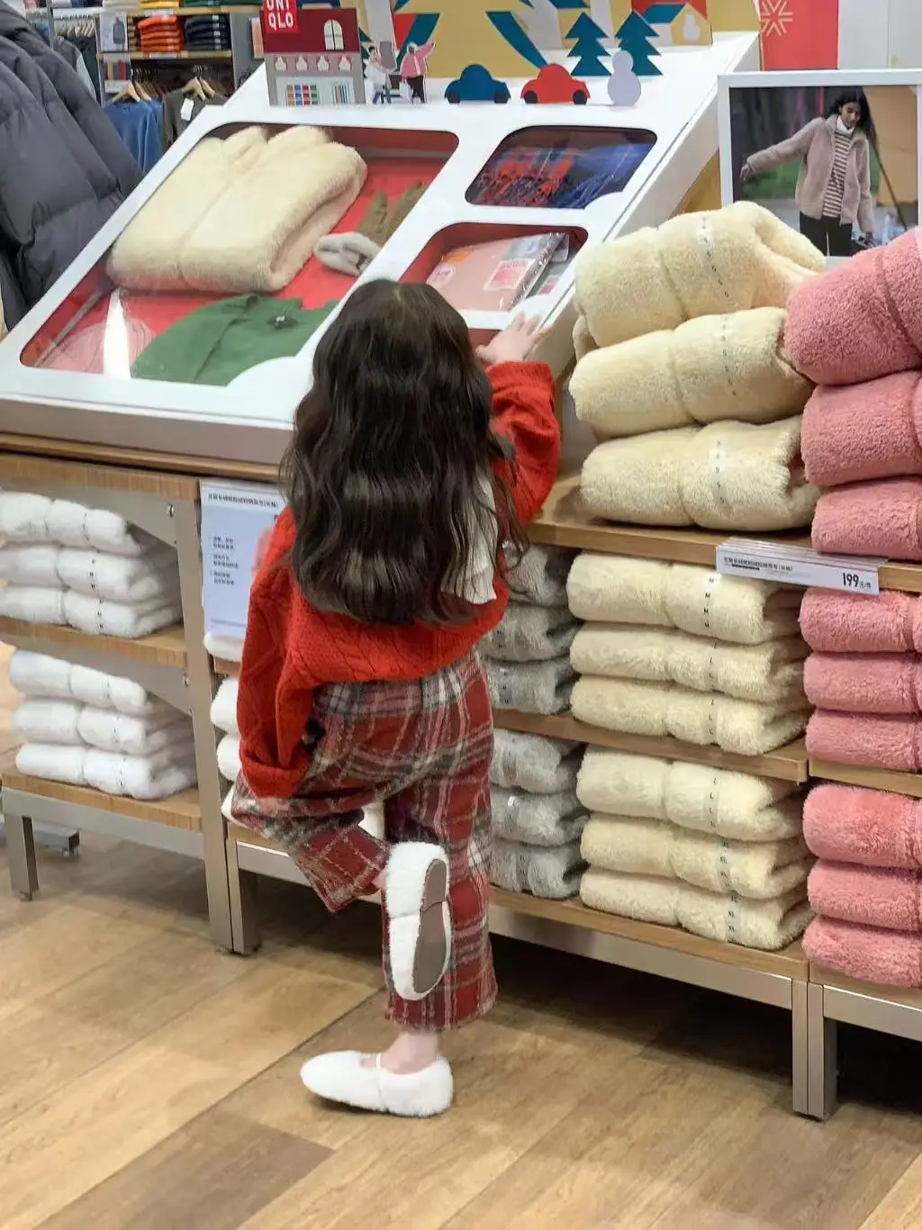 

Autumn and Winter Girls' Set 2026 New Children's New Year Red Hoodie Sweater Thickened Straight Pants Two-piece Set