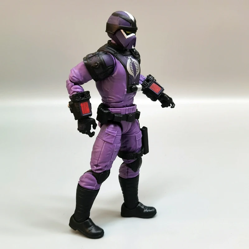 Hasbro GI. Figura de acción de la serie clasificada Joe de 6 pulgadas, modelo articulado Cobra Techno Viper con cuerpo en blanco y accesorios a granel