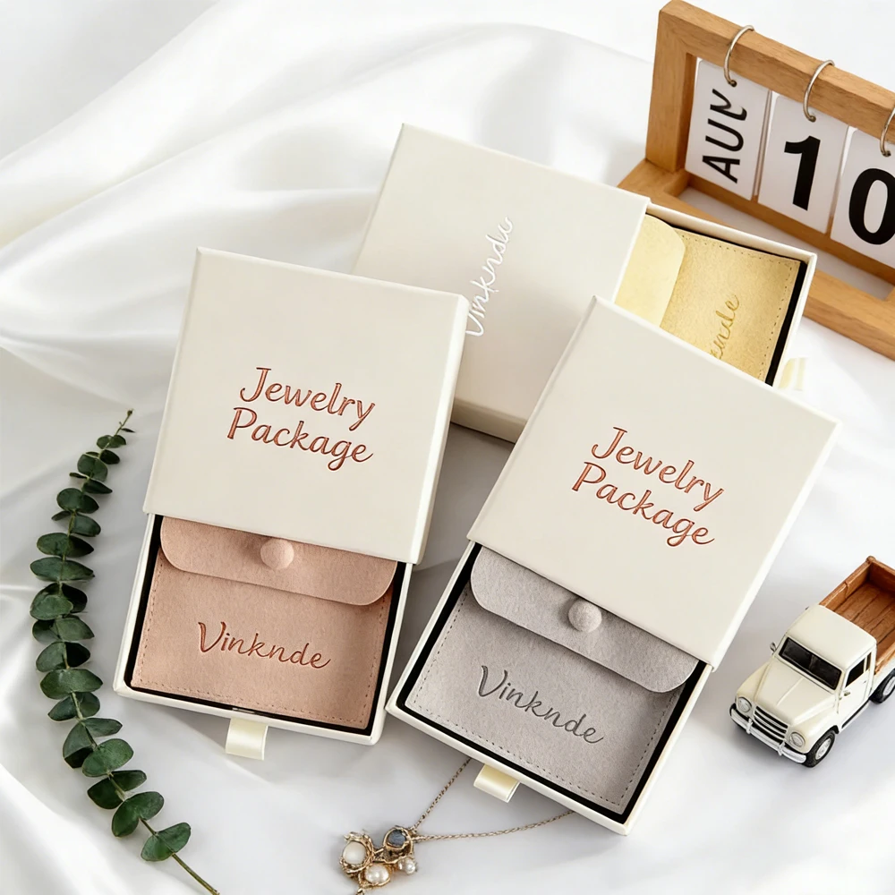

50 шт. коробок для украшений бежевого цвета 9x9x2,5 см с индивидуальным логотипом и подарочными пакетами-конвертами из микрофибры 8x8 см для серег и колец