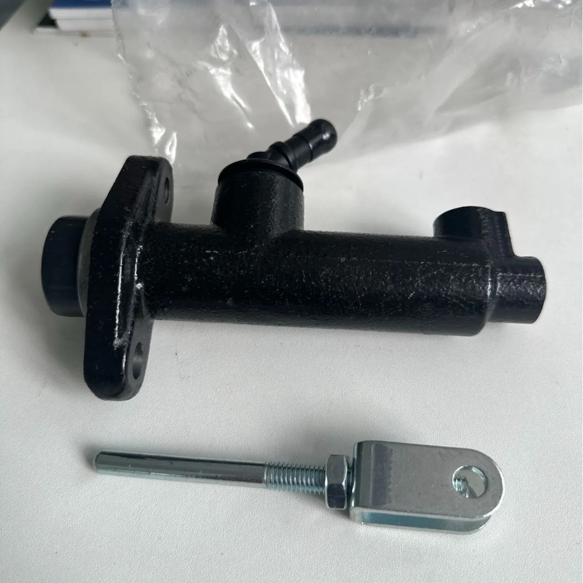 

91A4610100, 91A46-10100 are suitable for forklift brake master cylinder
