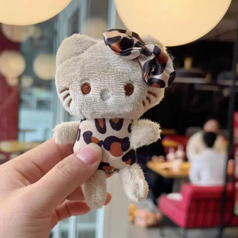 2025 nouveau Hello Kitty imprimé léopard en peluche porte-clés Sanrio créatif arc en peluche poupée fille sac à dos pendentif fermeture éclair accessoires jouets