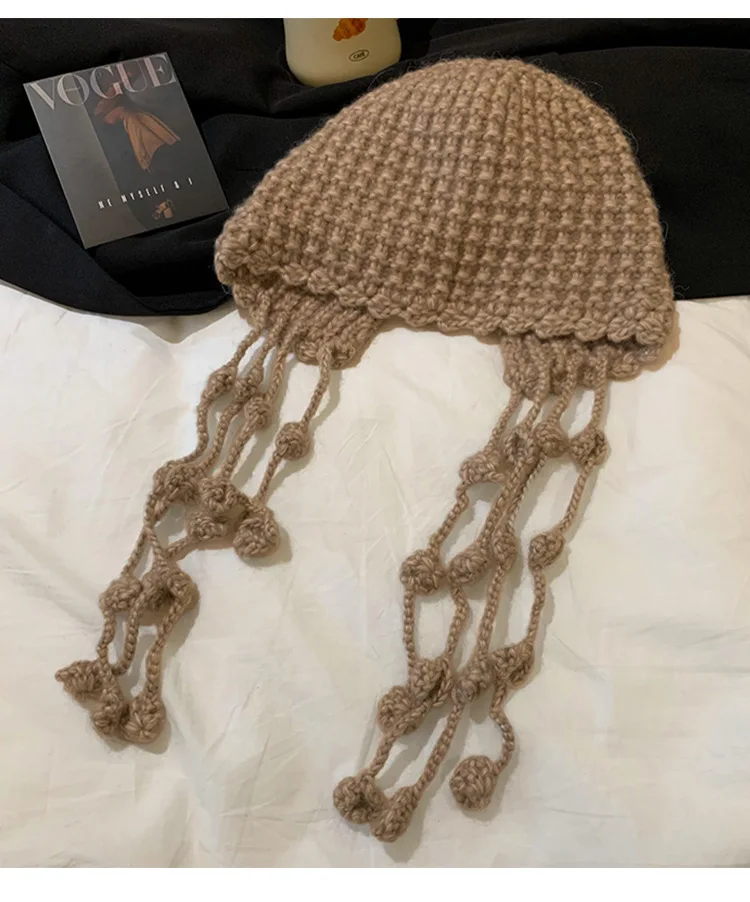 2025 المرأة الجديدة اليدوية شرابة الكرة الأحمر محبوك قبعة صوفية قبعة باوتو الدافئة الشتاء سدادات حماية الأذن حزام قبعة العصرية