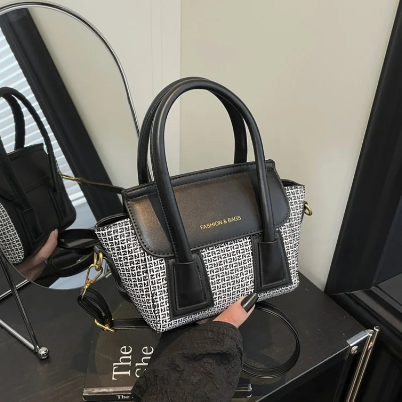 

Women Travel Duffel Bag with Multiple Pockets Nylon Spacious Ideal for Long Trips and Luggage Storage