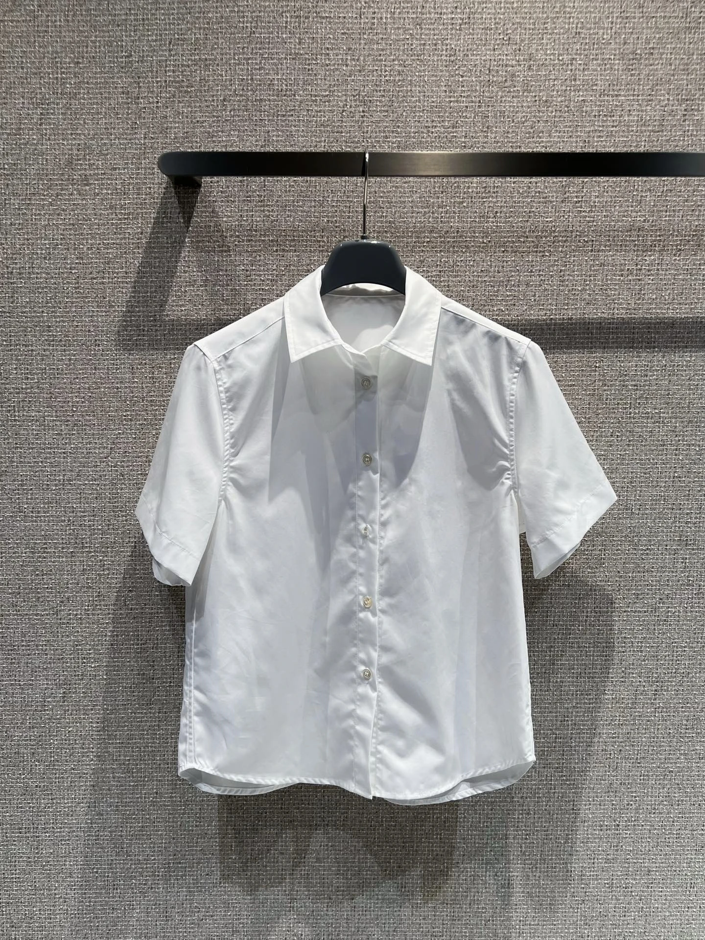 

Белая женская хлопковая рубашка с коротким рукавом, повседневный стиль, с вышитым логотипом, деловой повседневный стиль, из смесового хлопка, дышащая, прямого кроя