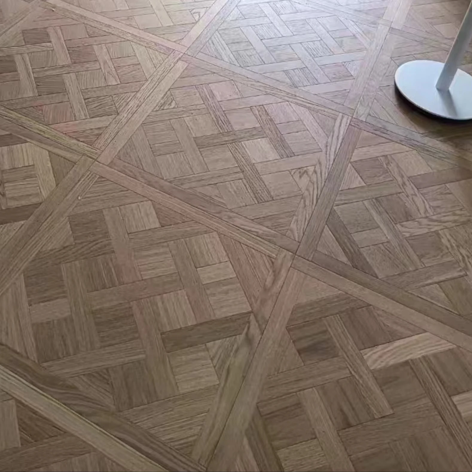 نسخة مخصصة من أرضيات البلوط الأبيض والأرضيات الصلبة الداخلية للفيلا