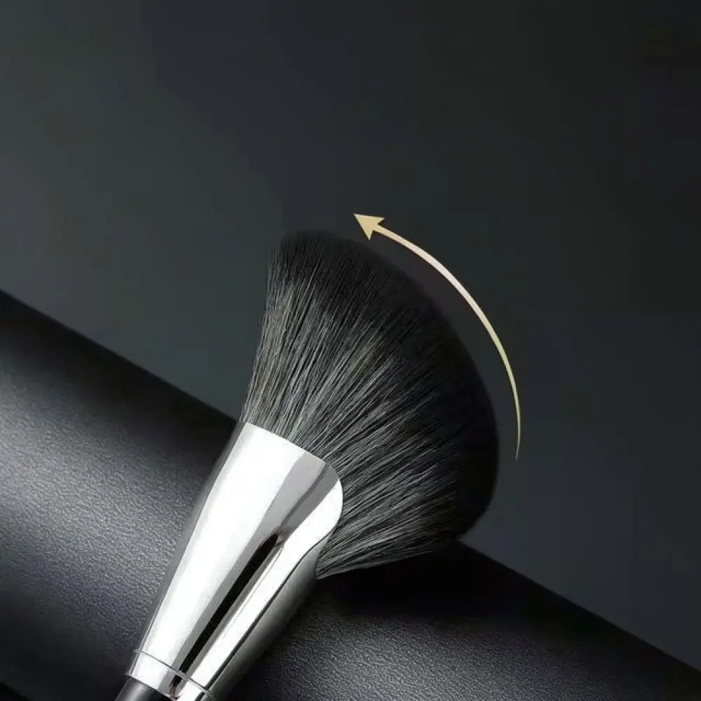 pennello-professionale-angolato-per-il-trucco-ideale-per-il-contouring-del-viso-e-la-scultura-con-setole-sintetiche-morbide-per-un'applicazione-precisa-di-ombreggiature-su-guance-e-linea-mandibolare