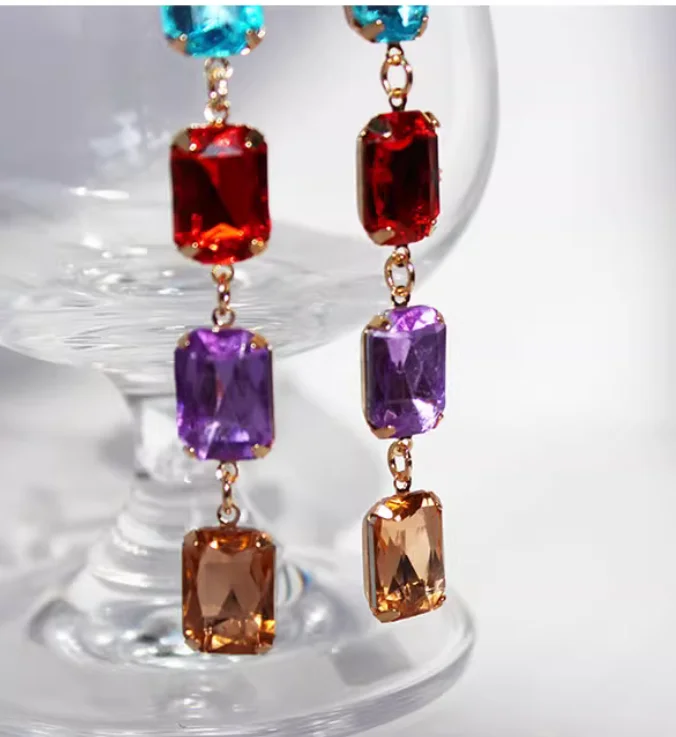 豪華なヨーロッパとアメリカのスタイルのカラフルな宝石のイヤリング、輝くダイヤモンド付き、長くて顔を細く見せるデザイン。