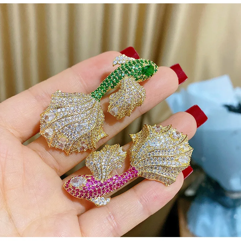 

Fashionable AAA Zircon Fish Brooch Elegant Temperament Color Zircon Animal Broochpins Luxury Jewelry for Woman Accessories Decor