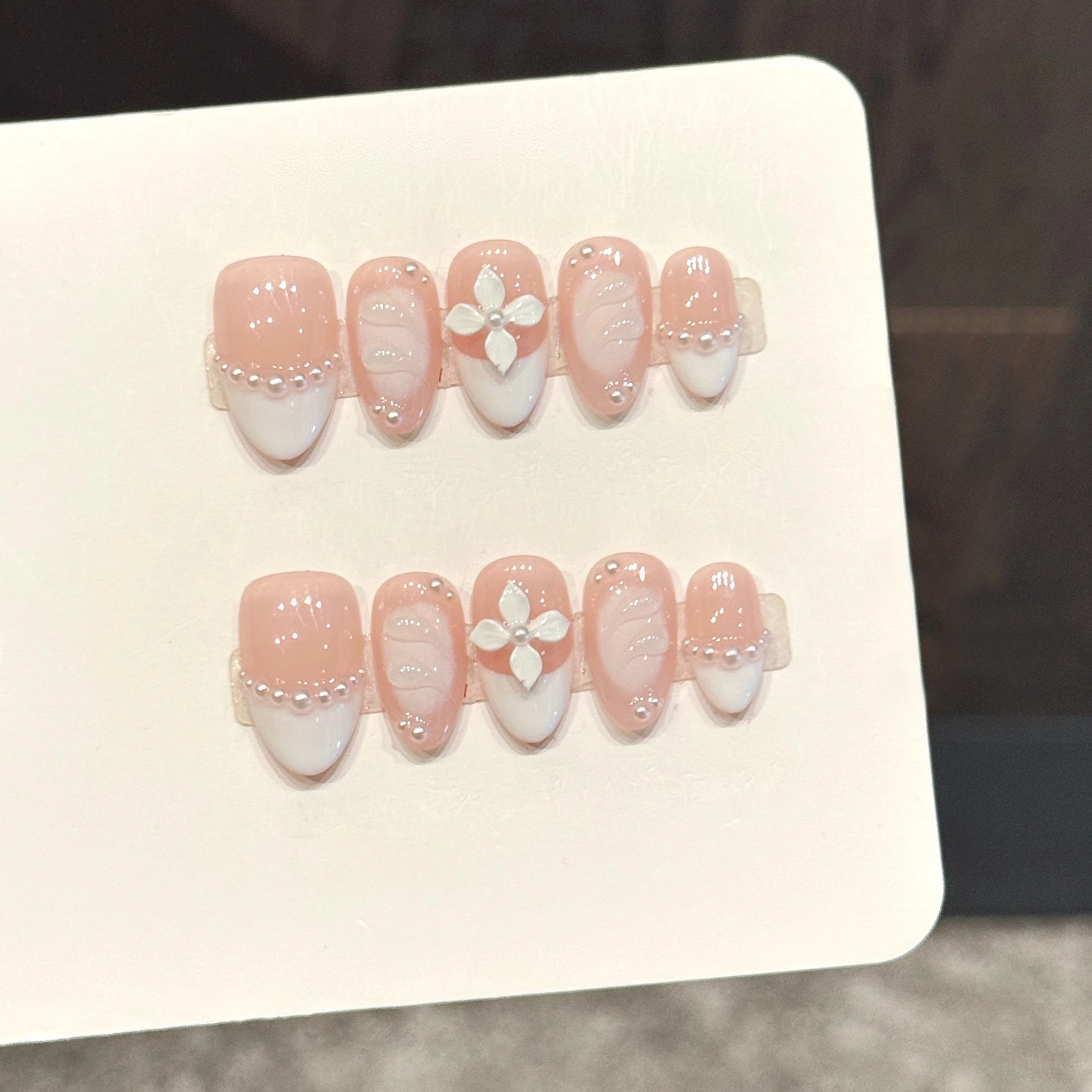 10 Uñas Postizas Ovaladas Cortas Estilo Francés con Perlas, Uñas Acrílicas Hechas a Mano, Modernas y Elegantes, con Diseño de Flores Blancas