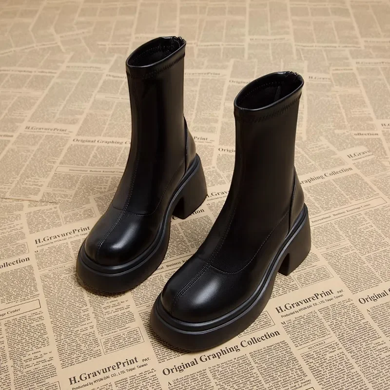 Botas curtas de sola grossa pequena para mulheres, sentindo-se pequenas, botas vermelhas, novo design, outono e inverno, 2022