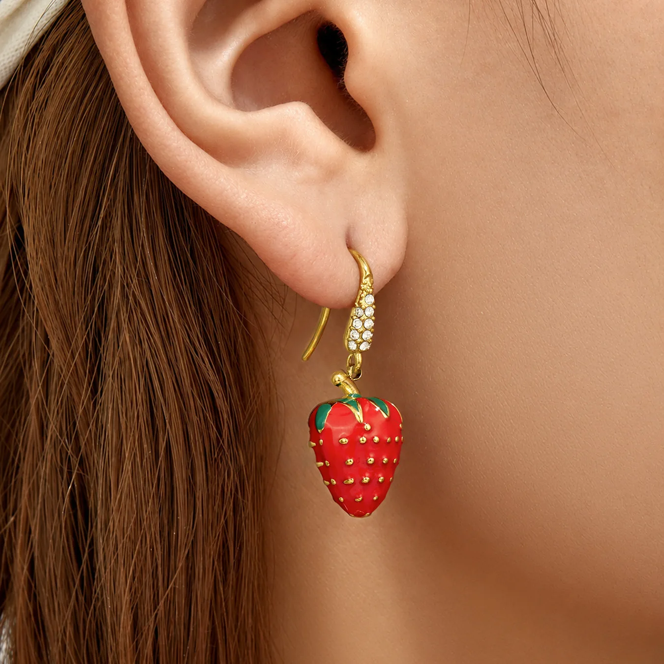 Erdbeer-Ohrringe für Frauen, Rote Emaille-Frucht-Ohrringe, Edelstahl-Hängeohrringe, 18k Vergoldete Zirkon-Ohrringe – Detail 5