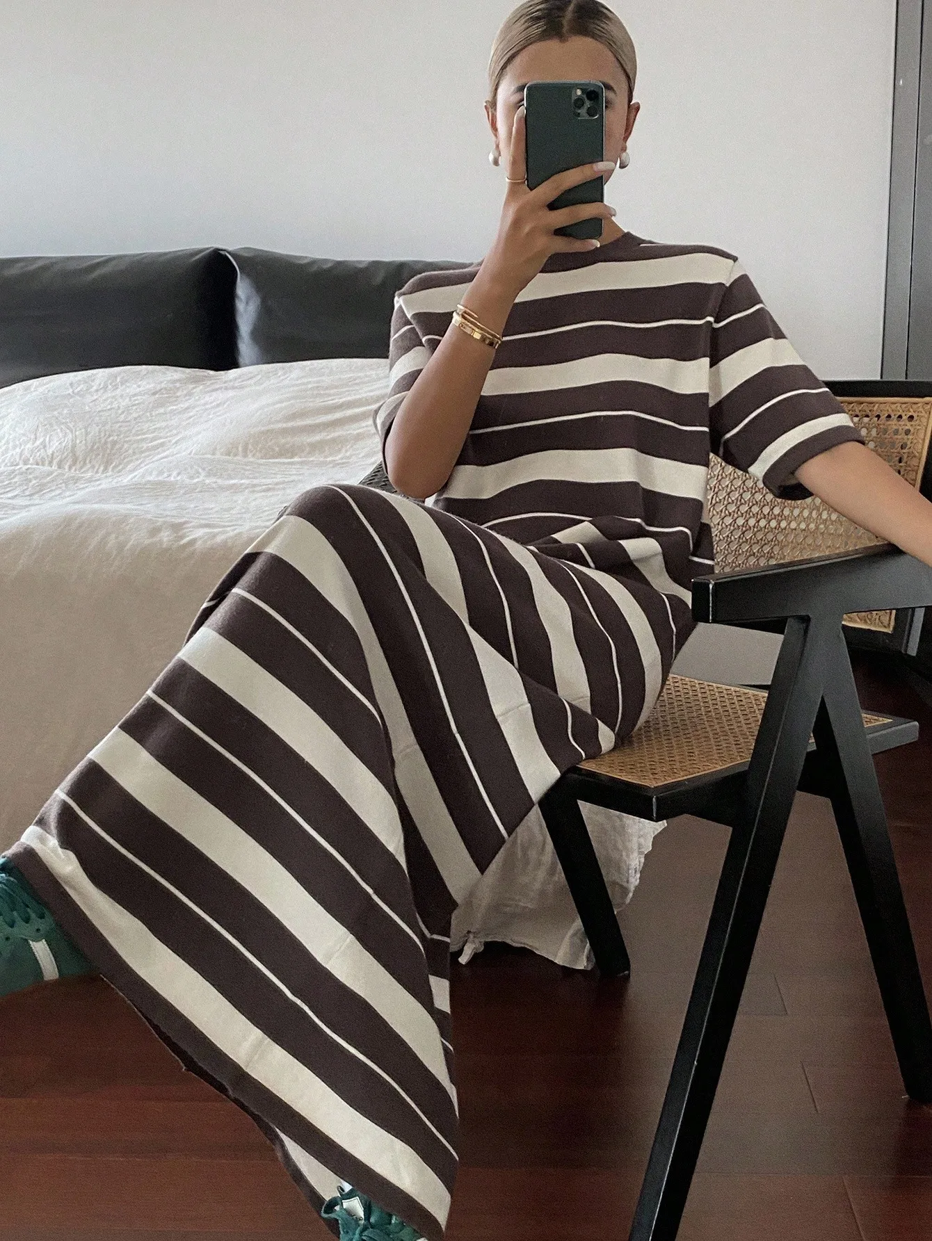 

Женское трикотажное платье миди свободного кроя в полоску с круглым вырезом и короткими рукавами