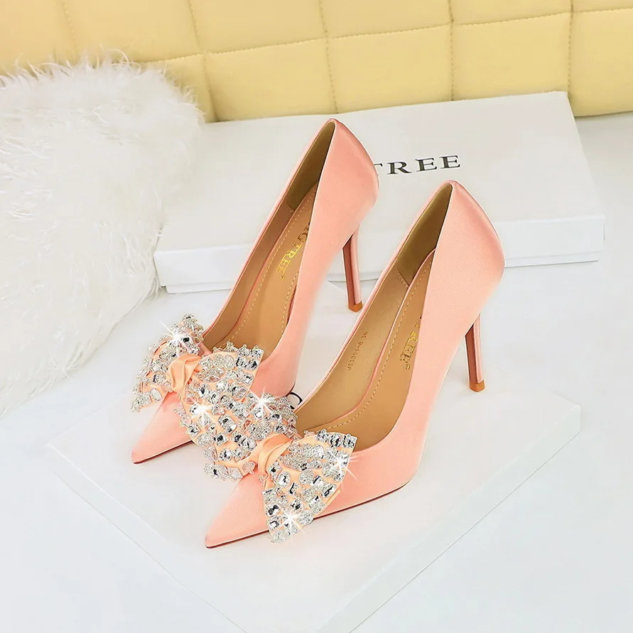 

Women Fashionable Banquet Pointy Toed Heel Shoes Satin Thin Shallow Mouth Pointed Water Diamond Bow Pumps Classice High Heels