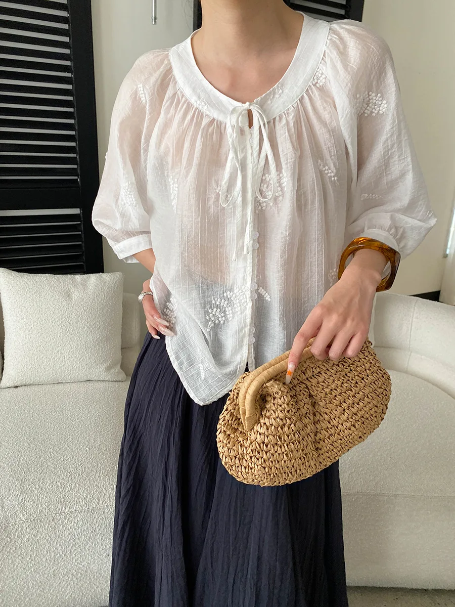 Sommerliches Damen-Shirt in unifarbenem Design mit aufwendiger Stickerei, Rundhalsausschnitt, Schnürung, lockerer Passform und leicht transparentem Stoff. – Detail 21