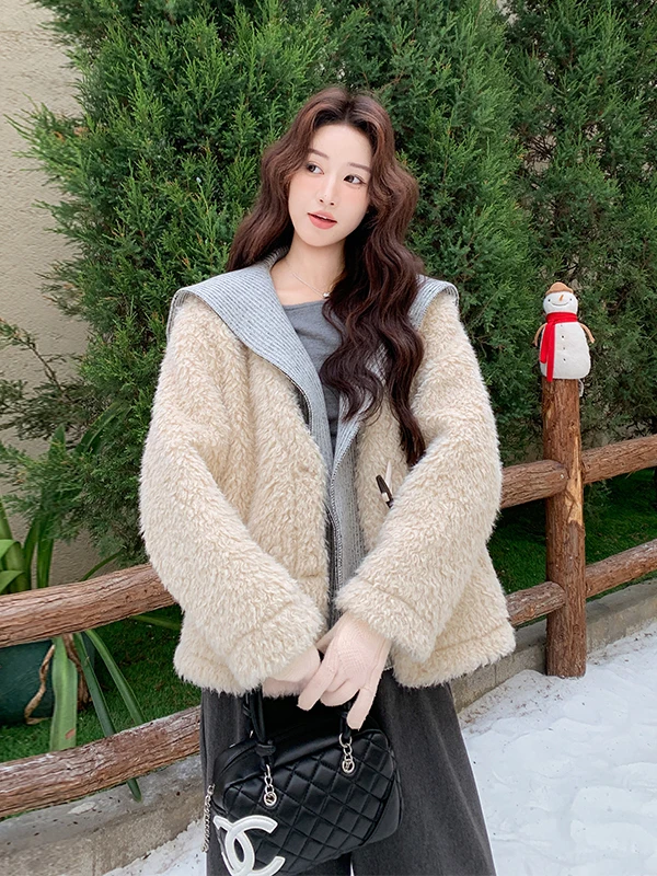 معطف نسائي من فرو الخروف المحبوك بتصميم فضفاض ودافئ مع ياقة كحلية اللون