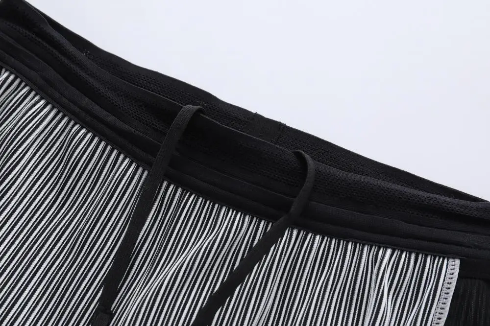 Herren-Laufshorts mit Taschen für Handy und Wasserflasche, Schnelltrocknende Athletische Kompressionsshorts, Rot Gestreifte Sportshorts – Detail 15