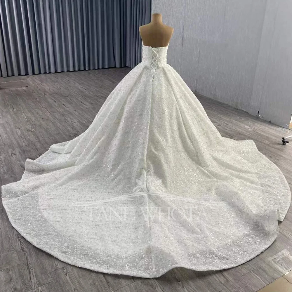 맞춤형 스트랩리스 민소매 웨딩 드레스 레이스업 백 스팽글 비딩 브라우트클라이더