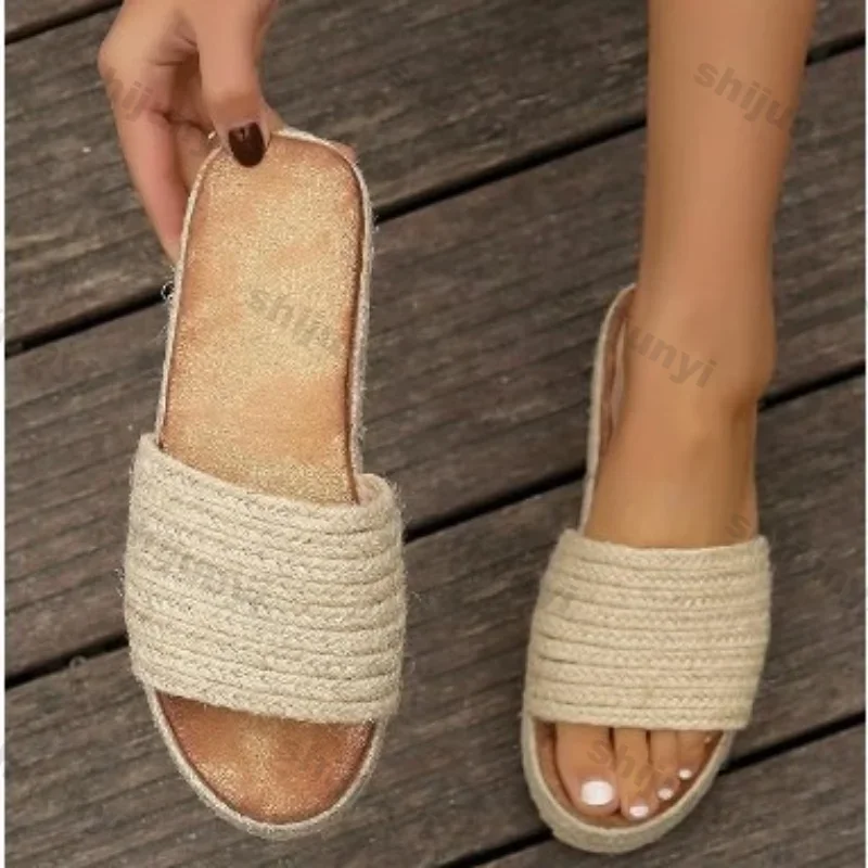 شباشب نسائية كبيرة الحجم موضة صيف 2025 صنادل أرضية خارجية حبل القنب نسج الانزلاق على حذاء كاجوال مسطح مريح