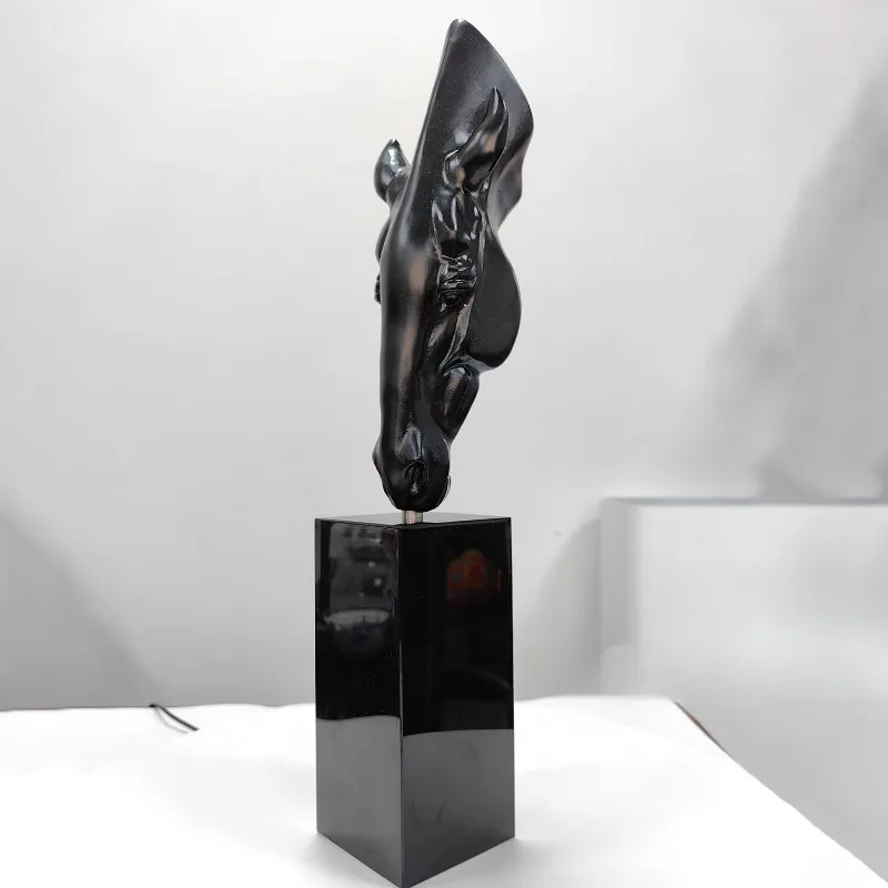 

Handmade sculptures, original gift boxes and logos, high art, decorations, crystal horse heads