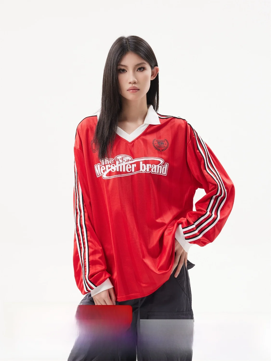 

Свободная футболка с длинным рукавом и V-образным вырезом, с американским полосатым принтом и надписями, в уличном ретро-стиле, для пар, спортивная повседневная одежда, осенняя, стандартный крой