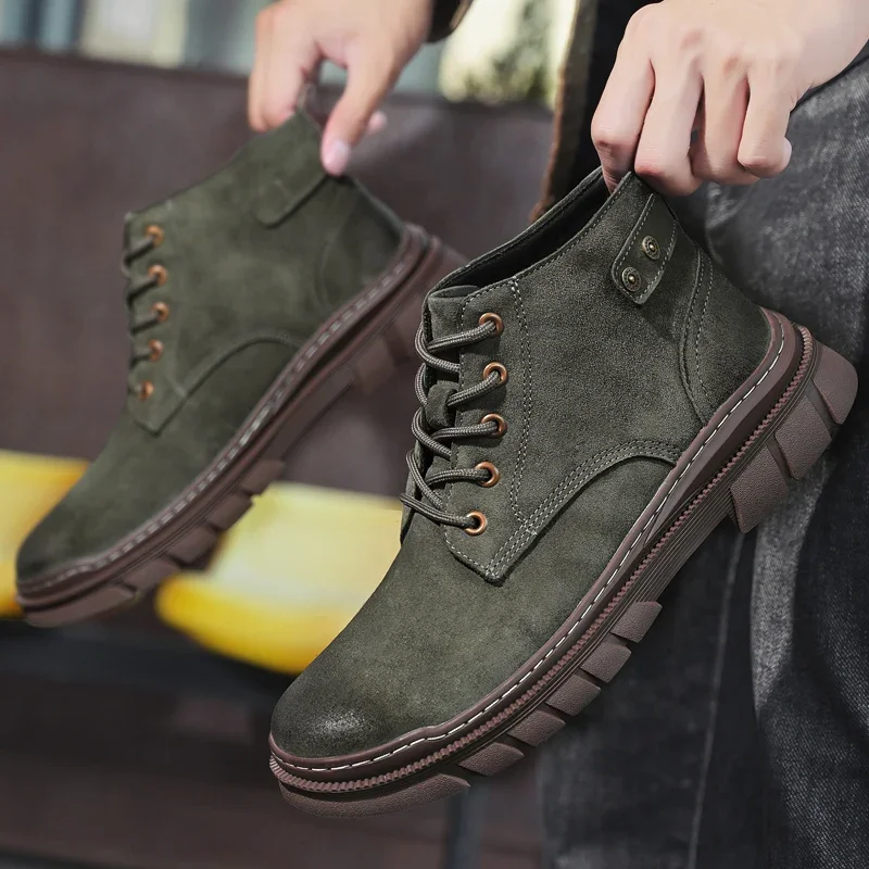 

Новые осенние и зимние мужские ботинки. Высокое качество и минималистичный стиль в стиле ретро. На открытом воздухе. Модные уличные ботинки. Ежедневный отдых и бизнес.