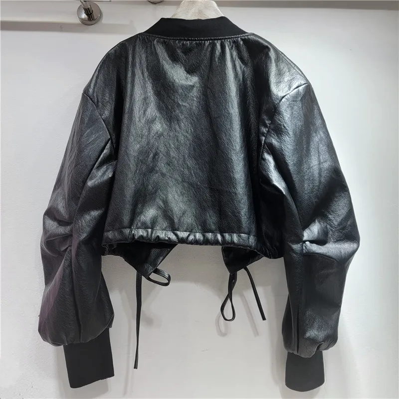 سترة تنحيف برقبة على شكل حرف V بتصميم كلاسيكي أمريكي مطرز بالخرز وحجر الراين، معطف من جلد البولي يوريثان مع إحساس التصميم والطيات #4