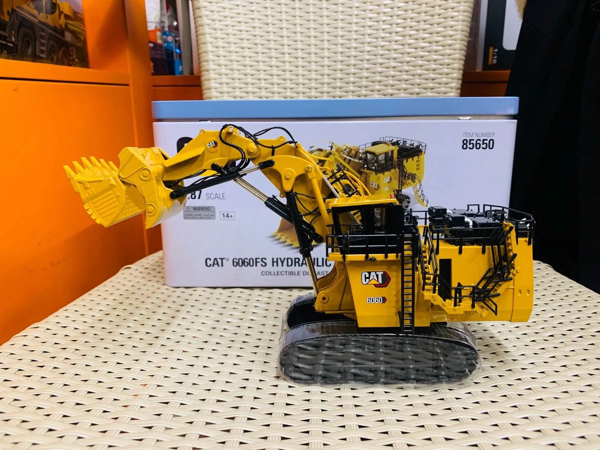 6060FS Hydraulic Mining Front Shovel 1/87 Scale By Diecast Masters 85650