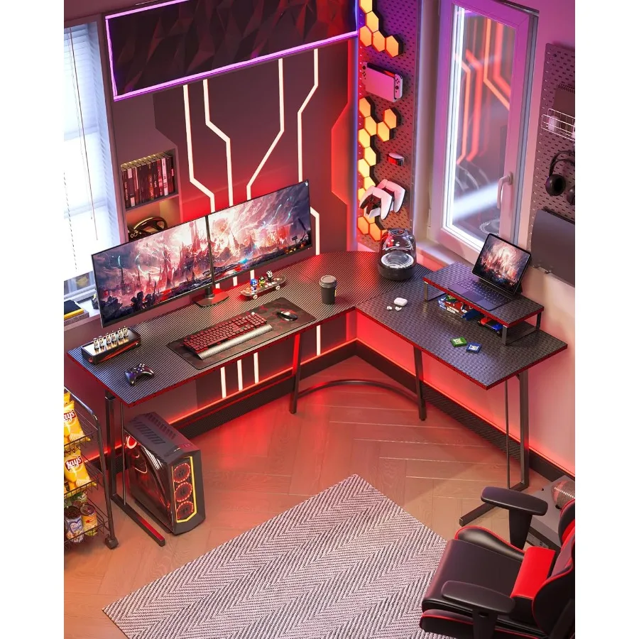 โต๊ะทำงานเล่นเกมรูปตัว L โต๊ะคอมพิวเตอร์สำนักงานพร้อมพื้นผิวคาร์บอนไฟเบอร์ โต๊ะเข้ามุมขนาด 47 นิ้วพร้อมขาตั้งจอขนาดใหญ่สำหรับโฮมออฟฟิศ