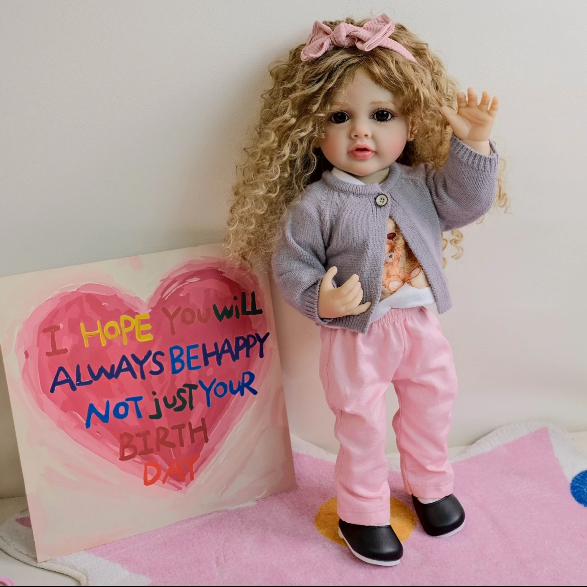 22" Reborn Baby Doll Betty Vinile morbido Realizzato a mano Lussuoso capelli biondi Dettagli facciali iperistici Occhi acrilici realistici